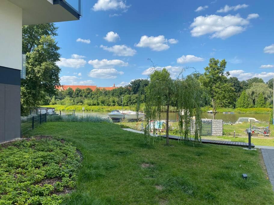 Art Marina Nad Rzeka Z Bezplatnym Parkingiem Breslávia Exterior foto