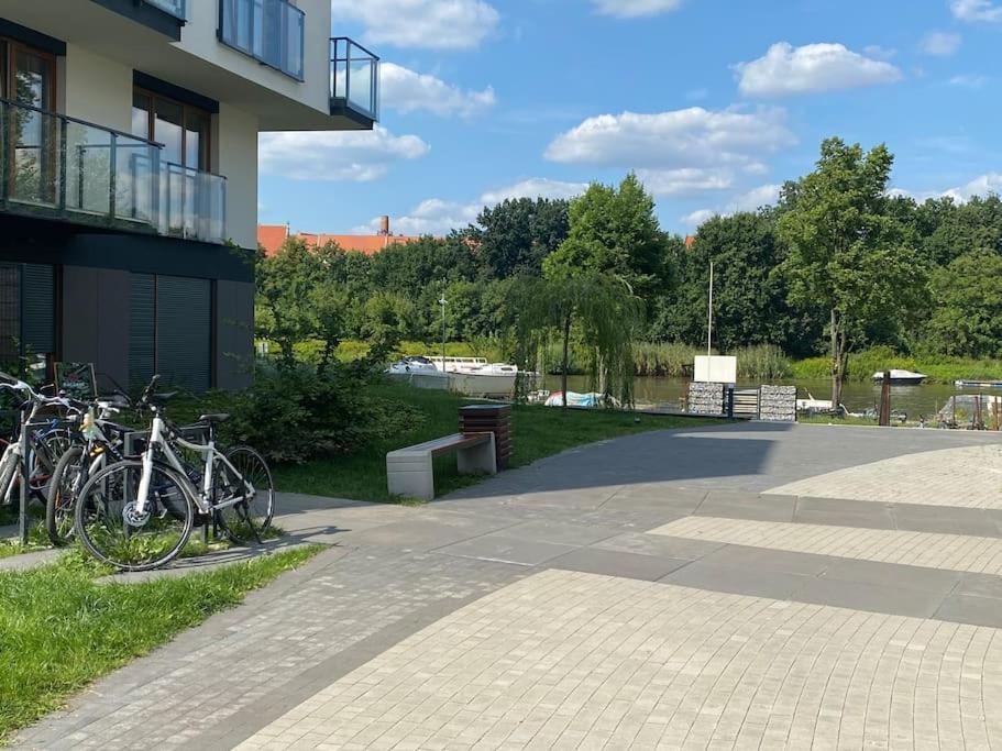 Art Marina Nad Rzeka Z Bezplatnym Parkingiem Breslávia Exterior foto