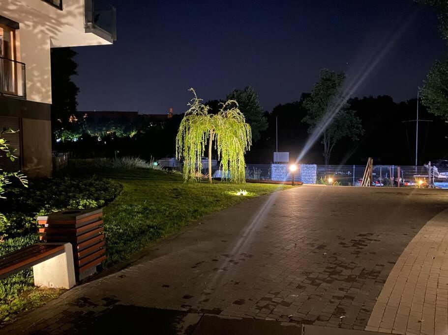Art Marina Nad Rzeka Z Bezplatnym Parkingiem Breslávia Exterior foto